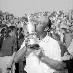 Argentine golfer Roberto de Vicenzo akisses the Claret Jug trophy after winning Argentine golfer Roberto de Vicenzo akisses the Claret Jug trophy after winning