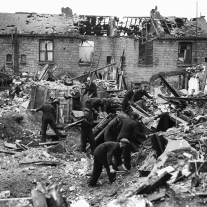 Persönliches Personal der ARP und Rettungskräfte durchstöberten das Rubel von Sculcoates Lane Persönliches Personal der ARP und Rettungskräfte durchstöberten das Rubel von Sculcoates Lane