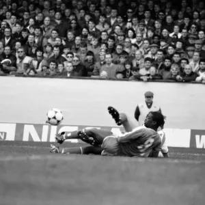 Arsenal 3 v. Chelsea 1. Division One Football. October 1986 LF20-14-018