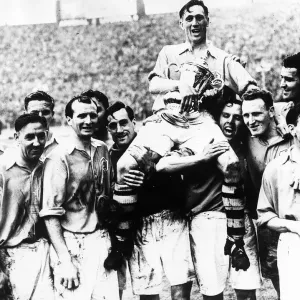 Arsenal Celebrate 1950 FA Cup Victory Print Arsenal Celebrate 1950 FA Cup Victory Print