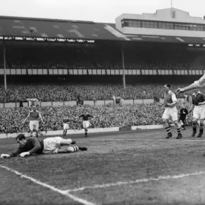 Arsenal v Chelsea F.A Cup Semi-Final 1952 Print