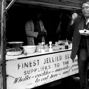 Arthur Mullard with Jellied Eels Print 1974