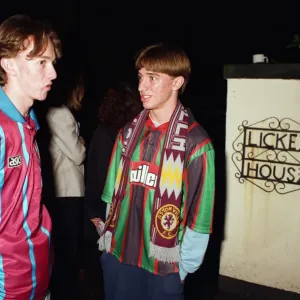 Los aficionados de Aston Villa fuera de la casa de Ron Atkinson en Barnt Green.