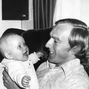 El futbolista Ray Graydon de Aston Villa con su hija de cinco meses.