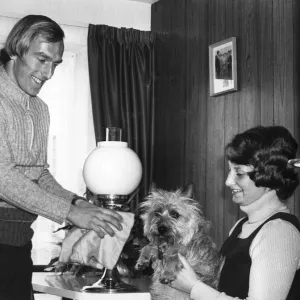 El futbolista del Aston Villa Ray Graydon en casa con su esposa Sue y su perro de compañía Cindy.