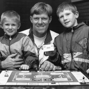 El portero del Aston Villa Nigel Spink con sus hijos Aaron y Byron con el nuevo Aston Villa.