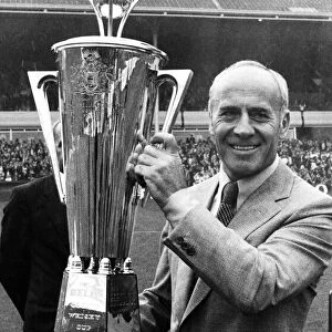 Aston Villa Manager Ron Saunders with the Manager of the Year trophy. Circa August 1981