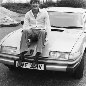 El mediocampista del Aston Villa Gordon Cowans se sienta orgullosamente en el capó de su nuevo 6 El mediocampista del Aston Villa Gordon Cowans se sienta orgullosamente en el capó de su nuevo 6