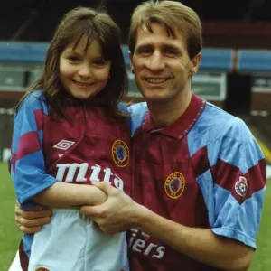El estrella de Aston Villa Gordon Cowans con su hija Jenna de 6 años que presentará a Su Alteza Real.