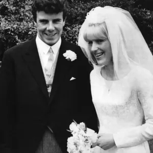 El defensa escocés de Aston Villas Charlie Aitken y su esposa.
