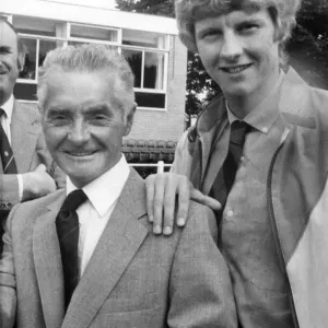 Leichtathlet Steve Cram mit seinem Trainer Jimmy Hedley, den 16. August 1983