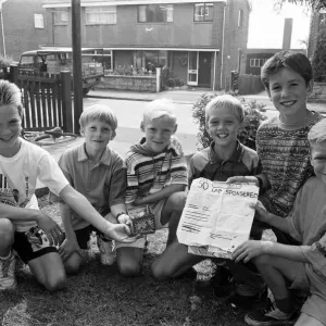 Cinq garçons athlétiques ont battu les rues près de leurs maisons pour récolter 28 livres.