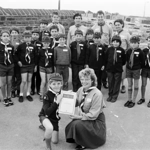 Craig Kain, un jeune garçon de 11 ans, a célébré deux événements importants en une semaine : il a reçu son arc d'or - le plus haut prix pour les louveteaux - et est devenu plus âgé. Craig Kain, un jeune garçon de 11 ans, a célébré deux événements importants en une semaine : il a reçu son arc d'or - le plus haut prix pour les louveteaux - et est devenu plus âgé.