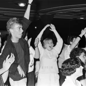 Le public assiste à Liver Aid au Liverpool Empire Theatre. 20 septembre 1985.