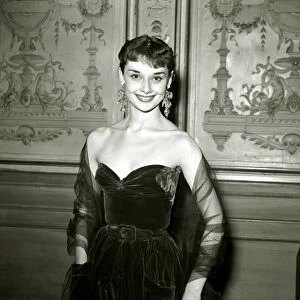 Audrey Hepburn arrives for the first night of "The Gay Invalid"