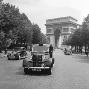 Austin FX3 Taxi at Arc de Triomphe, Paris 1950 Print Austin FX3 Taxi at Arc de Triomphe, Paris 1950 Print