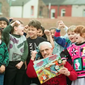 L'auteur Christopher Awdry amène Thomas l'Éngine à vapeur dans l'école primaire d'Abingdon. L'auteur Christopher Awdry amène Thomas l'Éngine à vapeur dans l'école primaire d'Abingdon.