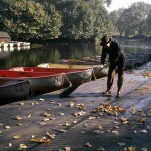Scène d'automne dans le parc de Finsbury au nord de Londres 1er octobre 1963. Scène d'automne dans le parc de Finsbury au nord de Londres 1er octobre 1963.