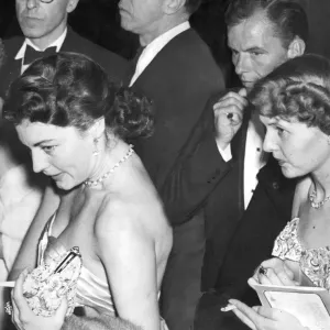 Ava Gardner und Frank Sinatra mit Sheila Attenborough am Theater in London – Juli 1950 Ava Gardner und Frank Sinatra mit Sheila Attenborough am Theater in London – Juli 1950