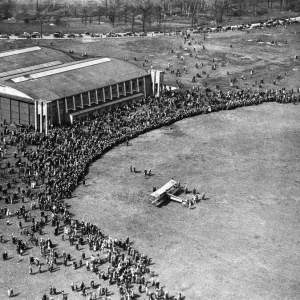 Un biplano Avro 504K a tre posti attrae una grande folla mentre fa un atterraggio ad Alexandra.