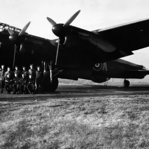 Un bombardero Avro Lancaster que ha sido volado con frecuencia como un Master bomber fotografiado. Un bombardero Avro Lancaster que ha sido volado con frecuencia como un Master bomber fotografiado.