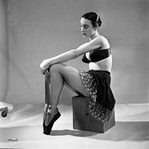 Ballet dancer Iris Pola Kora. December 1953 D7303