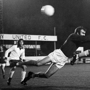 Banbury United v Kings Lynn. 26th September 1972. Going for goal