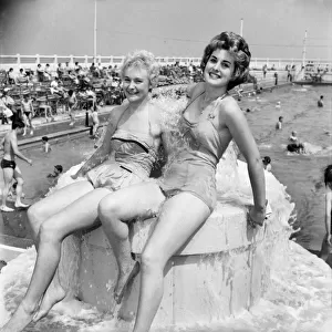 Bank holiday at Tynemouth. Beach Scenes / Bathing Girls / Man with Child. June 1960 M4320-004