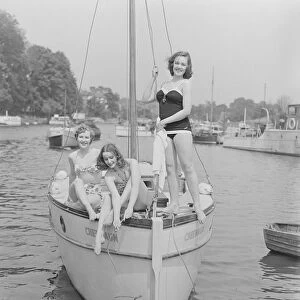Barbara Pearce, Tamara Kirova, and Eleanor Fazan on River Thames. 1950 024416 / 13