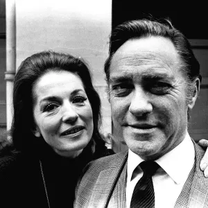 Barbara Shelley et Richard Todd qui apparaissent dans la pièce The Grass Is Greener à.