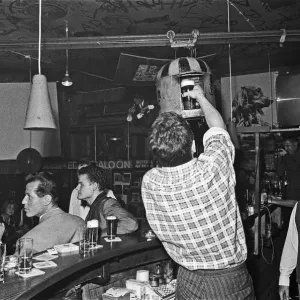 Le barman de l'Old Eden Saloon, à Berlin charge une pinte de bière dans le sputnik pour le transport. Le barman de l'Old Eden Saloon, à Berlin charge une pinte de bière dans le sputnik pour le transport.