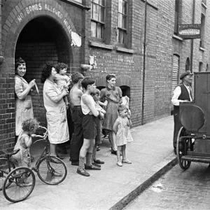 Barral organ performs in the streets of Whitechapel, London, Circa 1947 Barral organ performs in the streets of Whitechapel, London, Circa 1947