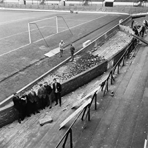 Barricades come down and a wall is erected at Goodison park