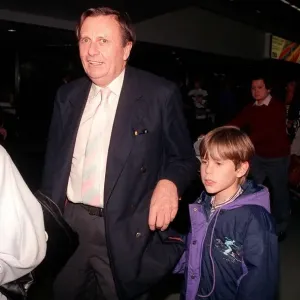 Barry Humphries Actor Dame Edna Everage 1990 at the Airport A©Mirrorpix Barry Humphries Actor Dame Edna Everage 1990 at the Airport A©Mirrorpix