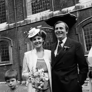Barry Humphries und Diane Millstead nach ihrer Hochzeit im Marylebone Registry Office