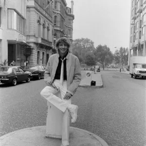 Barry Manilow, pictured after leaving the Inn on the Park. 24th August 1983 Barry Manilow, pictured after leaving the Inn on the Park. 24th August 1983