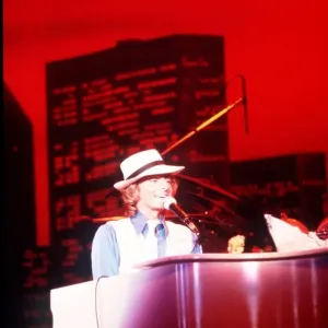 Barry Manilow Singing and playing the Piano DBASE MSI