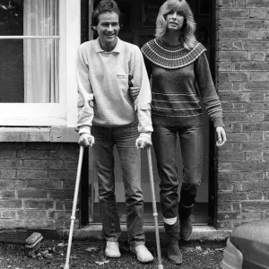 Barry Sheene à la maison avec des béquilles et sa petite amie Stephanie McClean octobre 1982.