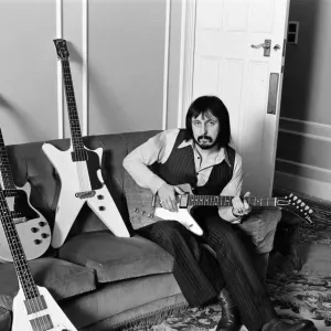 Le bassiste du groupe de rock The Who, John Entwistle, photographié dans sa maison d'Ealing.