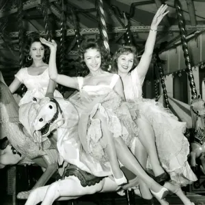 Feria de diversiones de Battersea 3 chicas probando el carrousel. Feria de diversiones de Battersea 3 chicas probando el carrousel.
