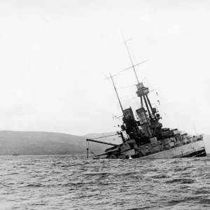 La corazzata SMS Bayern della flotta imperiale tedesca vista qui che affonda per la poppa.