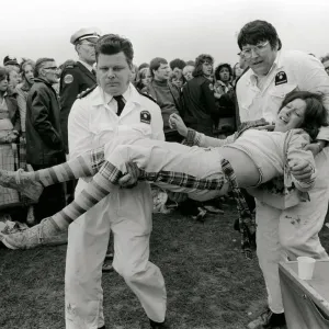 Les fans du groupe Bay City Rollers blessés à un jour de divertissement Radio One mai 1975 OPS.