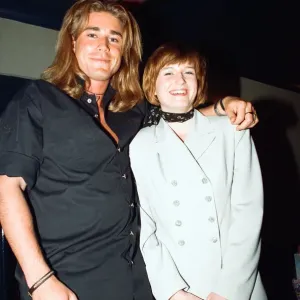 El actor de la serie Baywatch, Jason Simmonds, visita el Nue Valbonne Nightclub, Reading. 16 de abril de 1995.