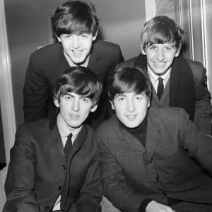 Los Beatles detrás del escenario en The Regal en Cambridge 26 de noviembre de 1963.