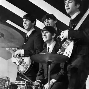 Les Beatles posent pour une photographie de groupe aux studios télévisuels Alpha, à Aston. Les Beatles posent pour une photographie de groupe aux studios télévisuels Alpha, à Aston.