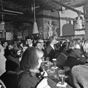 Les Berlinois se divertissant une nuit au Old Eden Saloon à côté de la Damaschke Strasse, Berlin. Les Berlinois se divertissant une nuit au Old Eden Saloon à côté de la Damaschke Strasse, Berlin.