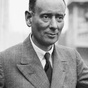 Bernard Grant joined the Daily Mirror late in 1906 and was inspired to take up a career Bernard Grant joined the Daily Mirror late in 1906 and was inspired to take up a career