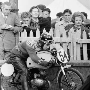 Beryl Swain, corredora de motocicletas de carretera y la primera mujer en competir sola en una carrera de TT de carretera.
