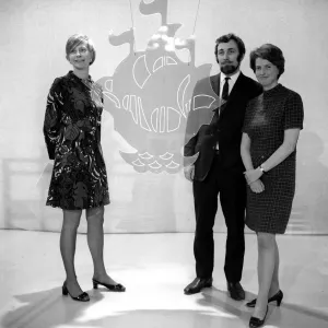 Biddy Baxter (L) rédactrice du programme télévisé pour enfants de la BBC, Blue Peter, janvier 1968. Biddy Baxter (L) rédactrice du programme télévisé pour enfants de la BBC, Blue Peter, janvier 1968.
