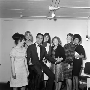 Big Beat Night al Wembley Pool. In foto, Cliff Richard con sei ragazze che ha invitato a vedere. Big Beat Night al Wembley Pool. In foto, Cliff Richard con sei ragazze che ha invitato a vedere.